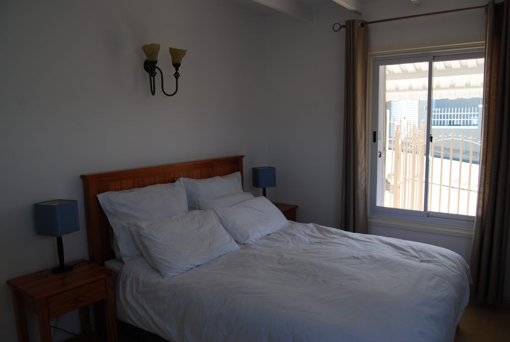 4. Main bedroom en suite with queen size bed